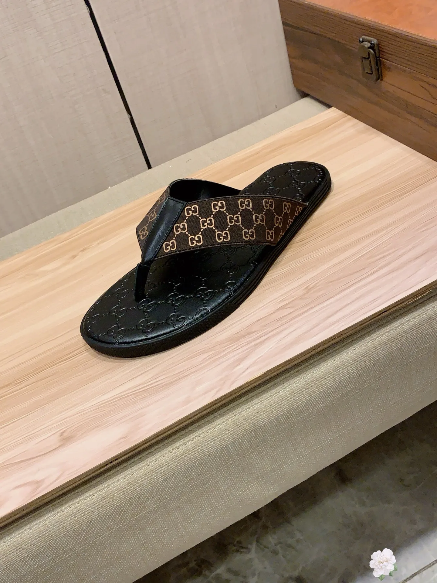 Slippers: New model: Factory price: 260💰💰🎩🎩🔥🔥《 Gucci* 》Series of slippers top purchasing agent🔍🔍Sold at the same time for men, original Italian imported webbing made of selected cowhide, exquisite workmanship,), sole: (super comfortable) original factory special sole, ⚠️exclusive double-layer movable molded sole super comfortable⚠️, real shot🎬the real thing is more beautiful🔍🔍266 regular code 38-44, can be ordered 45.